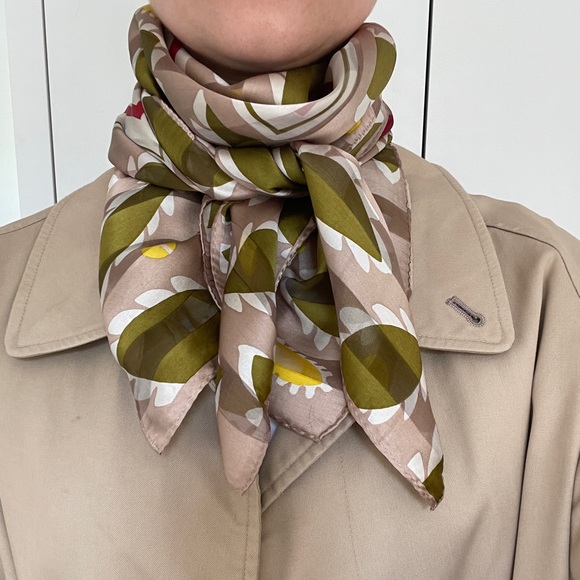 Metropolitan Museum of Art Vintage Silk Scarf - Picture 6 of 10